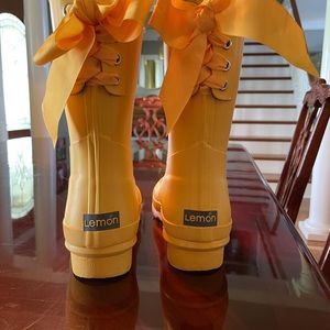 Like new women’s rain boots with adorable bow